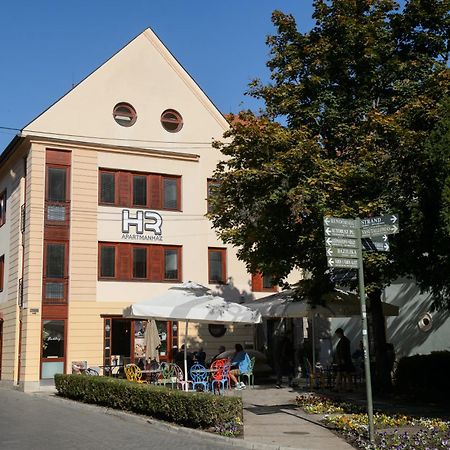 Hr Apartmanhaz Егер Екстериор снимка