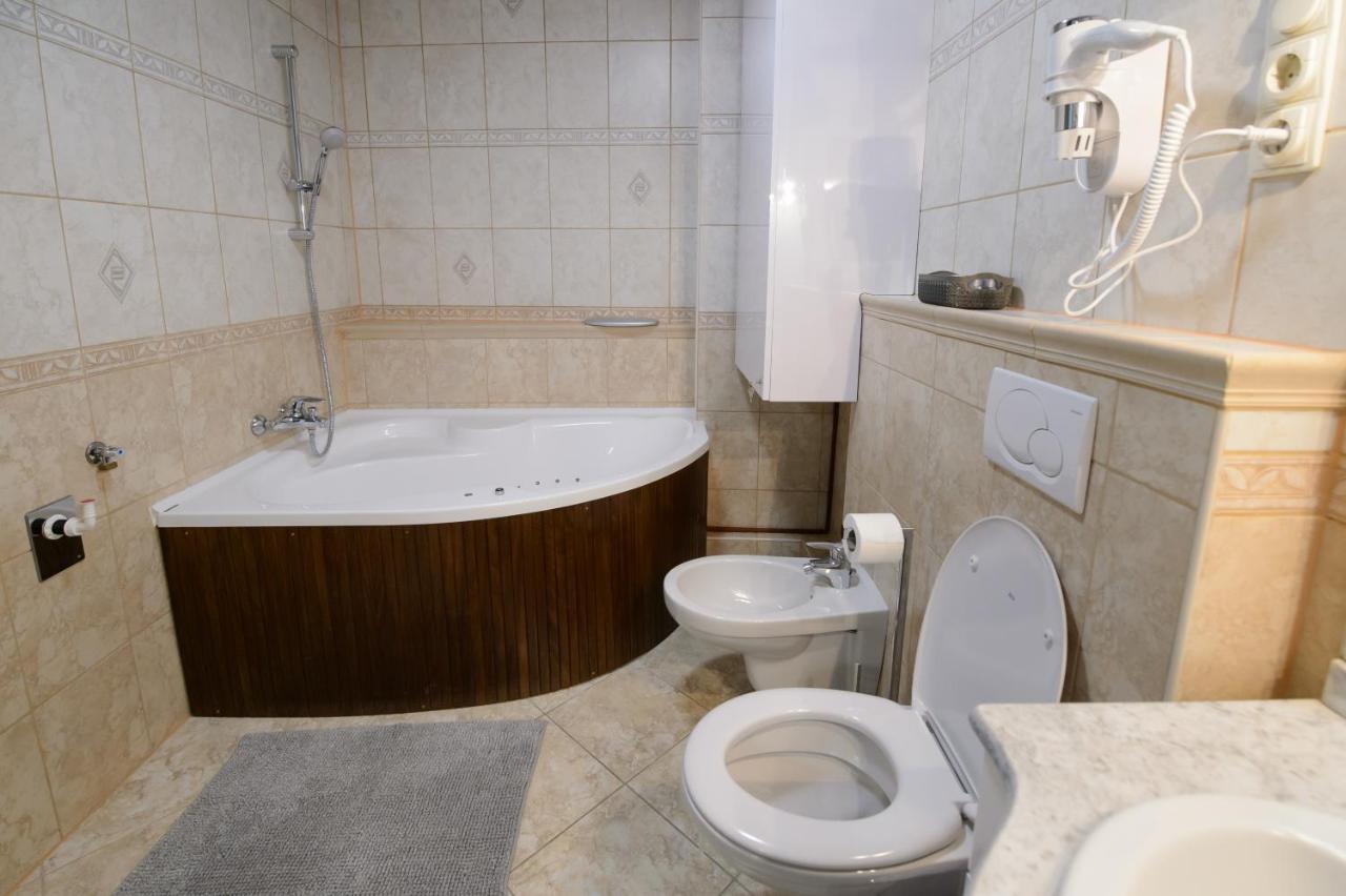 Hr Apartmanhaz Егер Екстериор снимка