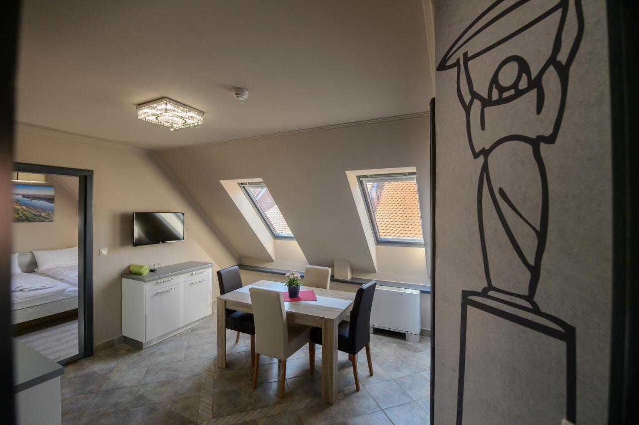 Hr Apartmanhaz Егер Екстериор снимка