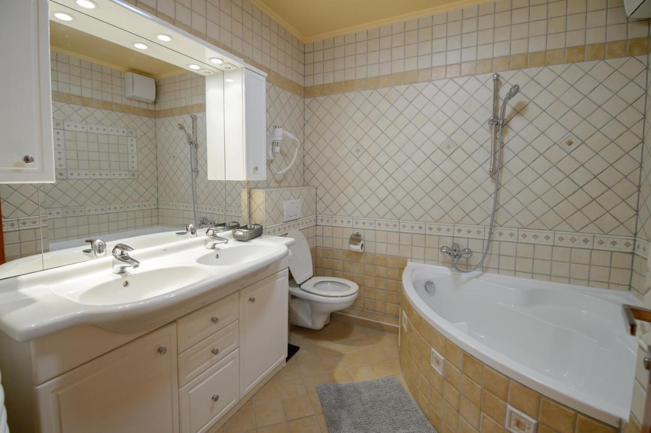 Hr Apartmanhaz Егер Екстериор снимка