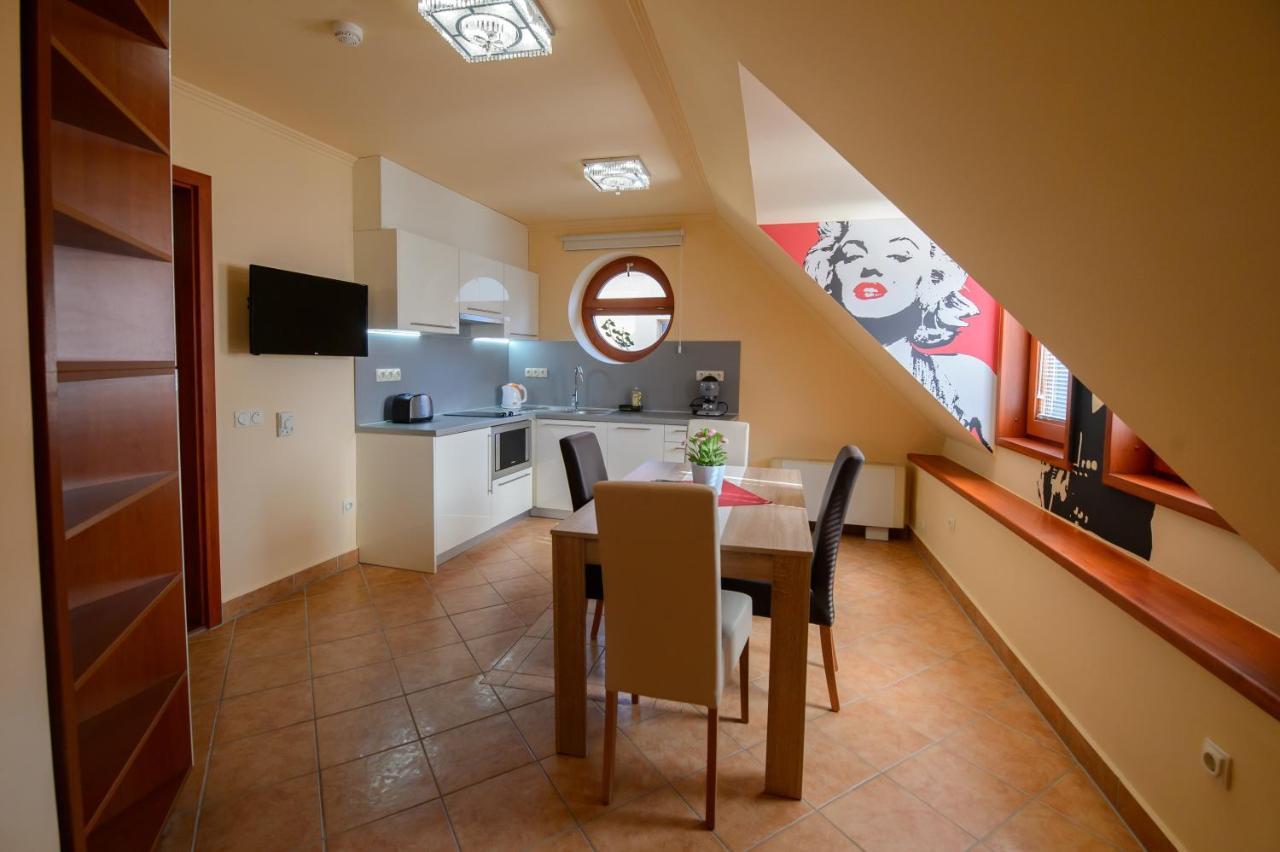 Hr Apartmanhaz Егер Екстериор снимка
