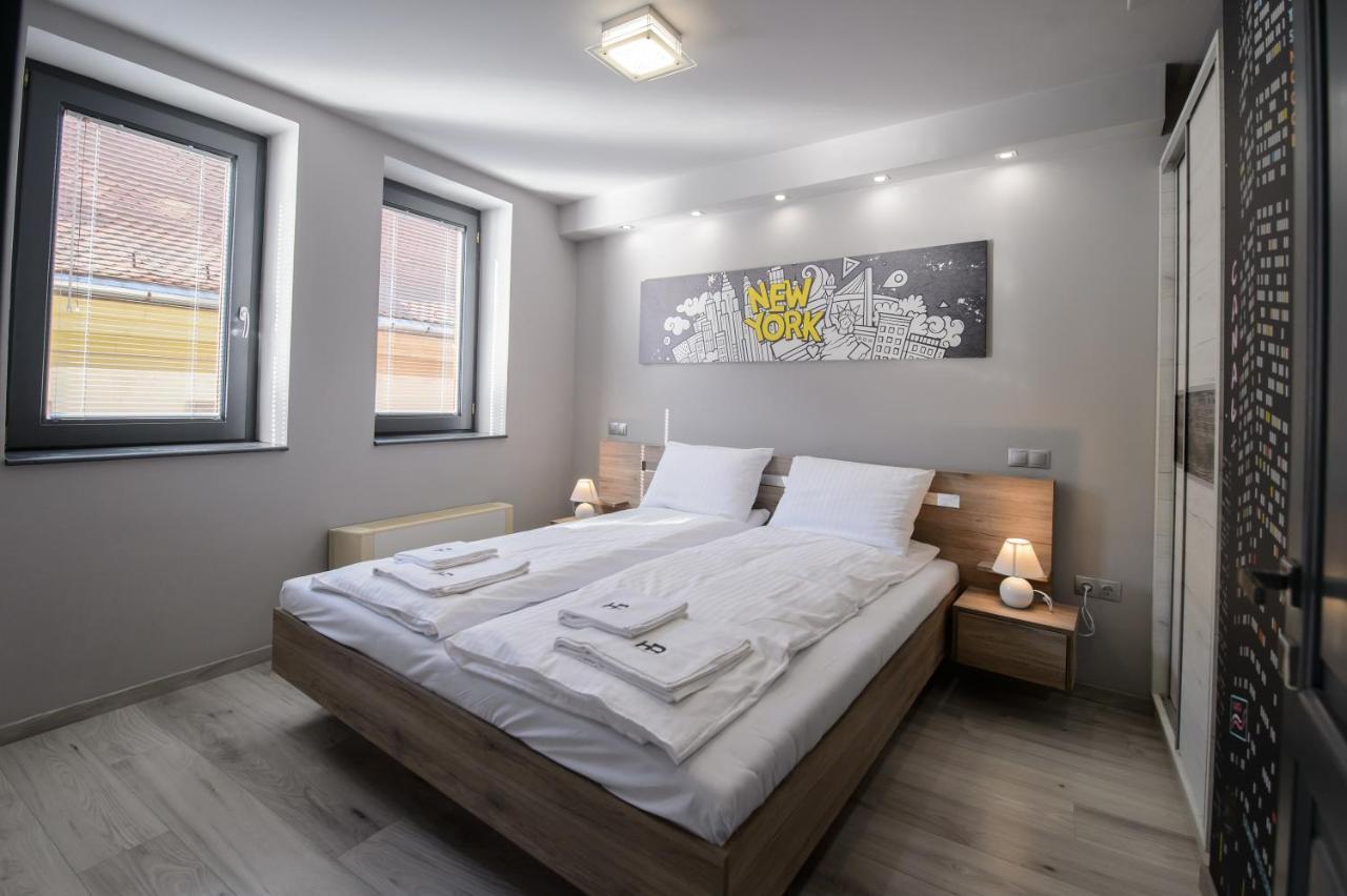 Hr Apartmanhaz Егер Екстериор снимка