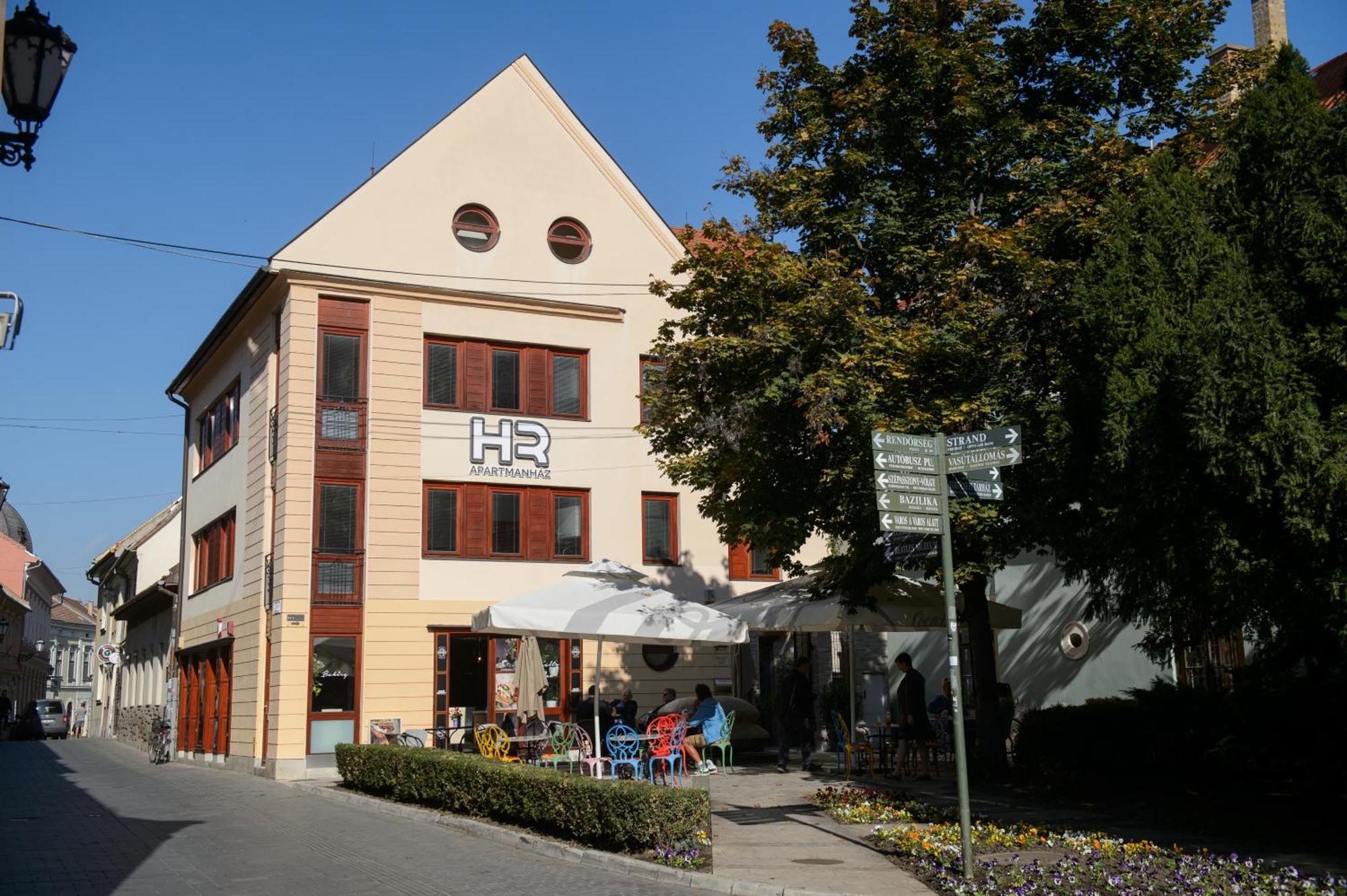 Hr Apartmanhaz Егер Екстериор снимка