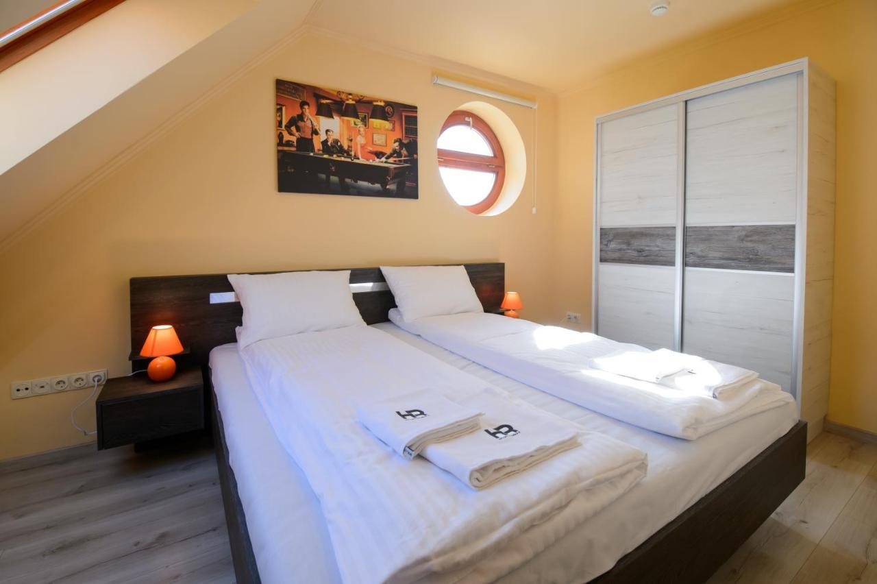 Hr Apartmanhaz Егер Екстериор снимка