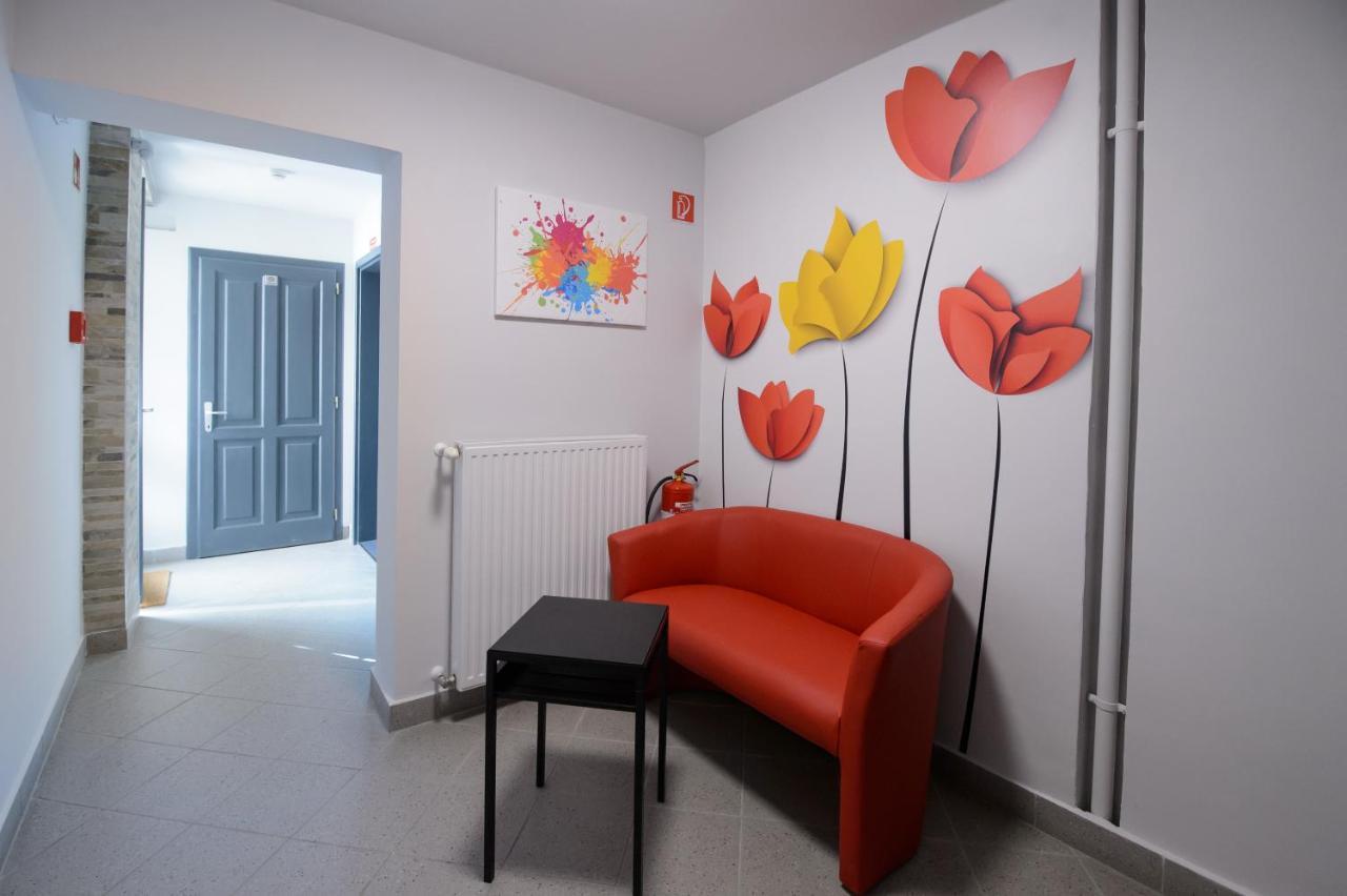 Hr Apartmanhaz Егер Екстериор снимка